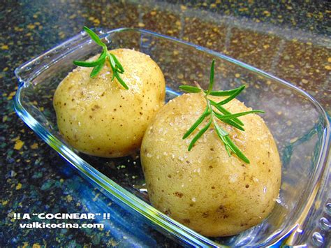 Patatas en un recipiente de cristal con tapa en el microondas