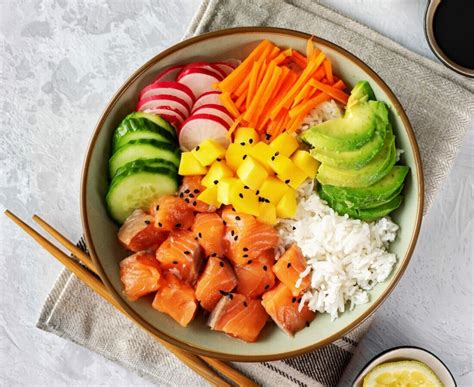 Foto: Poké bowl de OMA con arroz yamaní y toppings variados