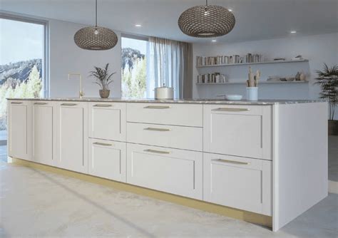 Ejemplo de cocina con detalles en rosa pastel: puertas, tiradores y accesorios.