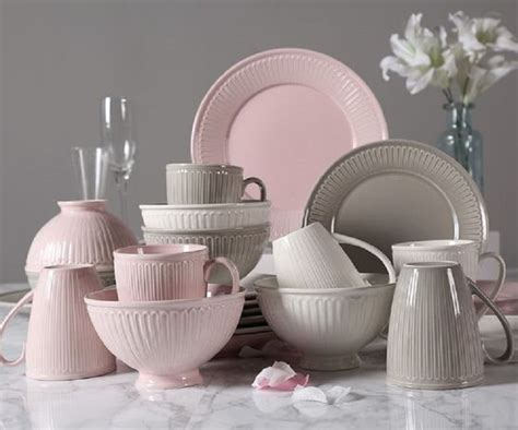 Galería de accesorios decorativos en rosa pastel: vajilla, lámparas, cortinas y detalles de muebles.