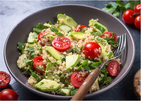 Plato de ensalada de quinoa, espinacas y aguacate.