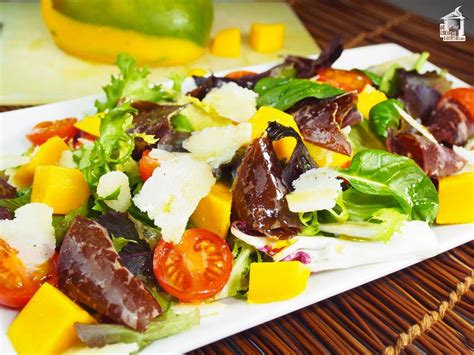Plato de ensalada de verduras con cecina.