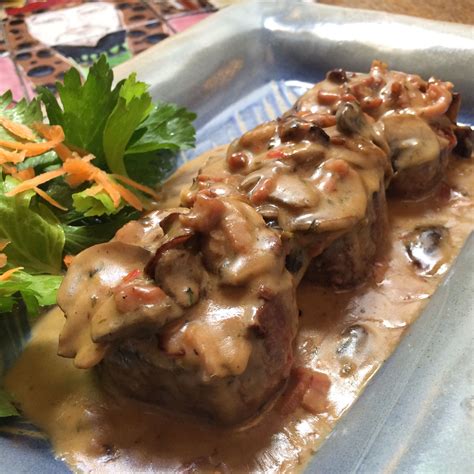 Medallones de carne de res con salsa de vino y champiñones