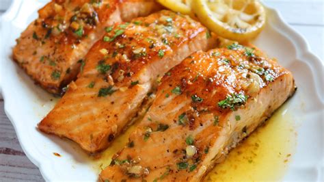 Salmón frito dorado con mantequilla, ajo y limón