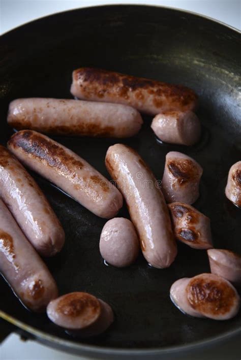 Imagen de salchichas dorándose en una sartén