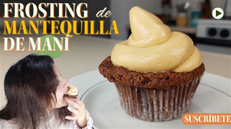 Cupcakes decorados con frosting de mantequilla de maní y trozos de maní.