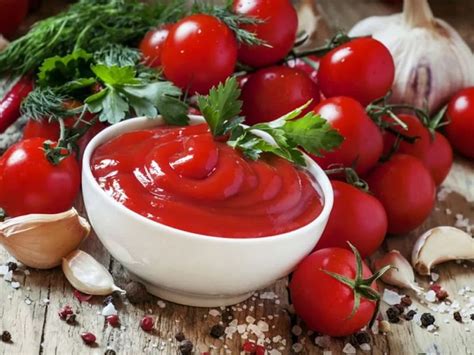 infografía comparativa de los ingredientes principales del kétchup y la salsa de tomate