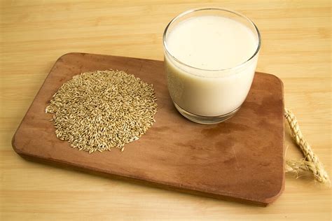 Fotografía: Vaso de leche de alpiste recién preparada