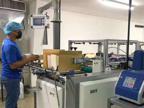 Proceso de plegado y ensamblaje de una caja de cartulina para pastel.