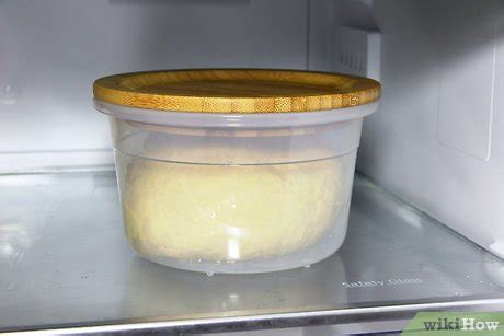 Masa de kuchen reposando en el refrigerador