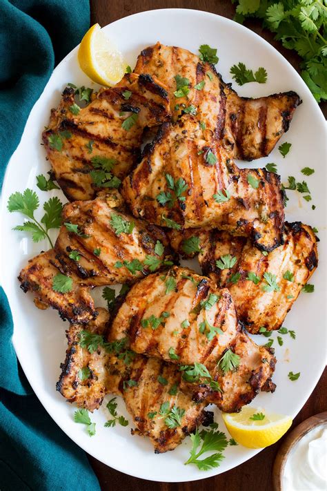 Pollo en tiras marinado en un bol con especias y yogur