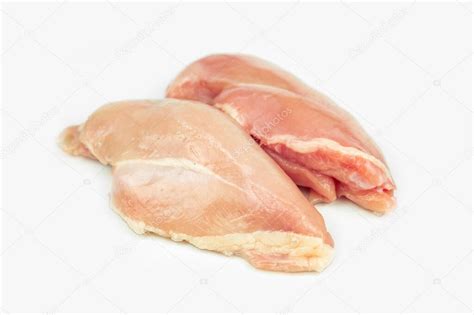 Trozo de pechuga de pollo sumergido en una mezcla de batido en un bol