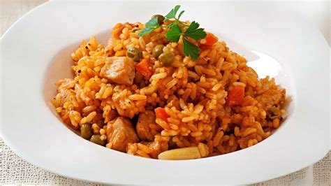 Foto de todos los ingredientes organizados para un guiso de arroz con arvejas