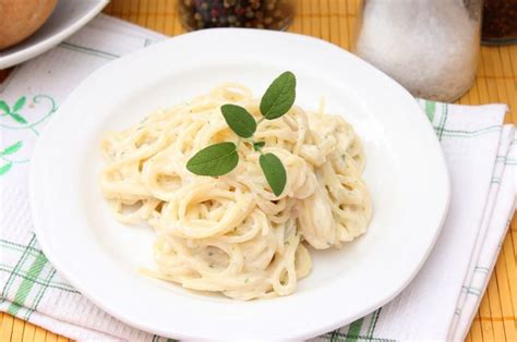 Plato de espagueti blanco cremoso