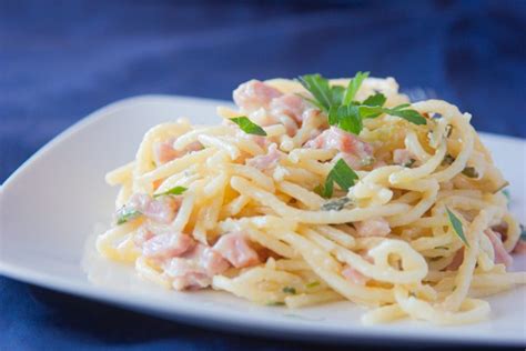 Espagueti con jamón y salsa cremosa