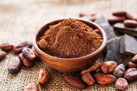 Variedad de productos de chocolate: tableta, bombones, cacao en polvo, bebida de chocolate