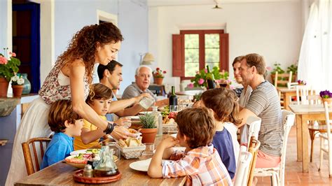 Fotografía de archivo de una familia argentina compartiendo una comida.