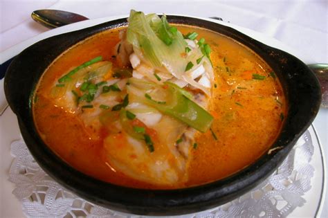 Caldillo de choros peruano tradicional en paila de greda, servido con cilantro fresco