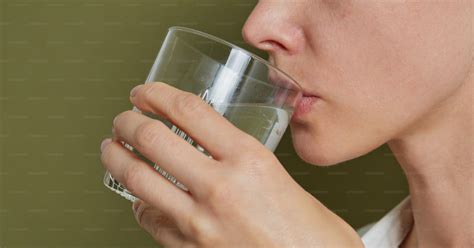 Imagen de una persona bebiendo un vaso de infusión de aloe vera