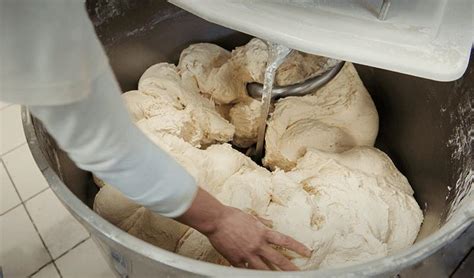 Proceso de amasado de la masa de pan negro en una amasadora