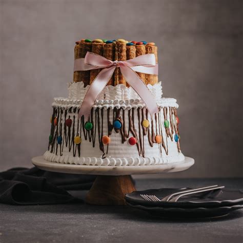 Fotografía de una torta de cuchuflí gourmet con diferentes rellenos y decoraciones