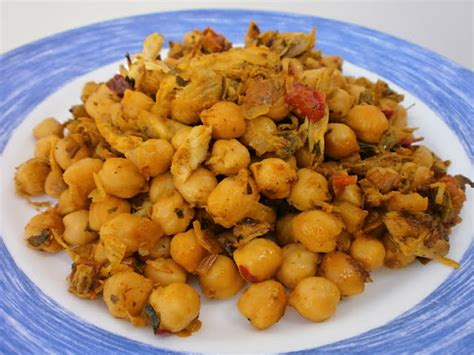 Plato variado con garbanzos congelados salteados y especias