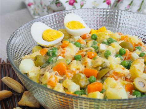 collage de platos donde se utiliza mayonesa casera sin huevo: ensaladilla rusa, verduras asadas, patatas fritas