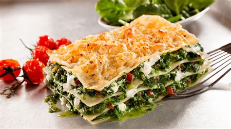 Plato de lasaña de verduras con salsa bechamel de coliflor vegana