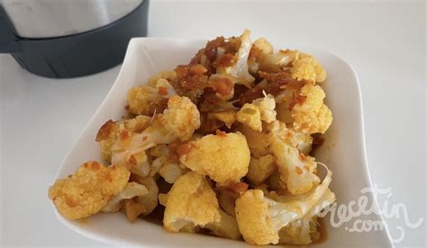 Coliflor cortada en ramilletes pequeños lista para cocinar