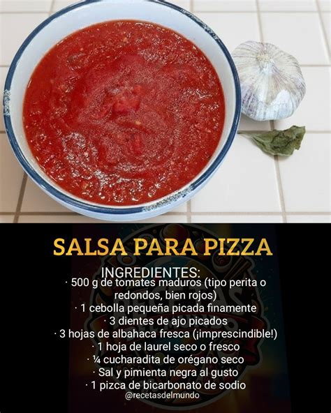 Infografía mostrando los cuatro ingredientes base: tomates maduros, cebolla picada, dientes de ajo y aceite de oliva virgen extra.