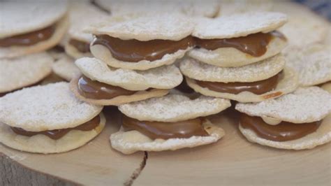 Alfajores de hojarasca terminados, listos para servir