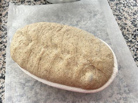 Pan recién formado colocado en un banetton enharinado.