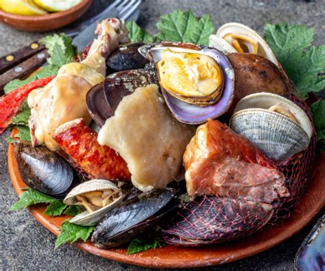 Plato servido con variedad de mariscos, carnes y papas del curanto