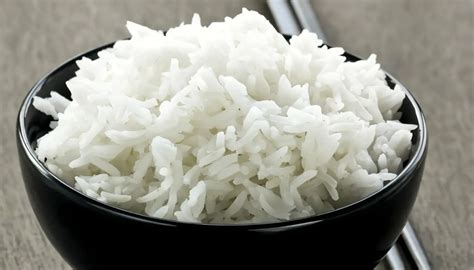 Plato de arroz blanco como fuente de carbohidratos