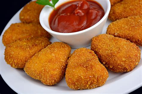 Plato de nuggets de verduras caseros con salsa