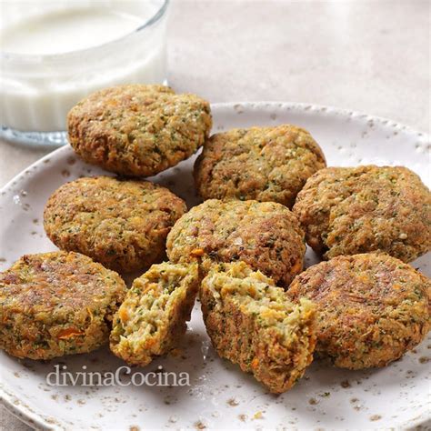 Ingredientes frescos para nuggets de verduras (boniato, zanahoria, guisantes)