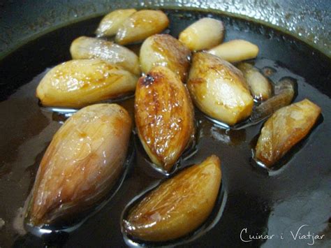 Infografía mostrando ejemplos de platos preparados con chalotas: desde vinagretas crudas hasta chalotas caramelizadas sobre carnes.