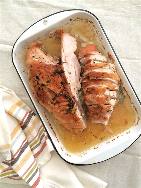 Infografía: Paso a paso visual para preparar una pechuga de pavo al horno, desde el marinado hasta el reposo.