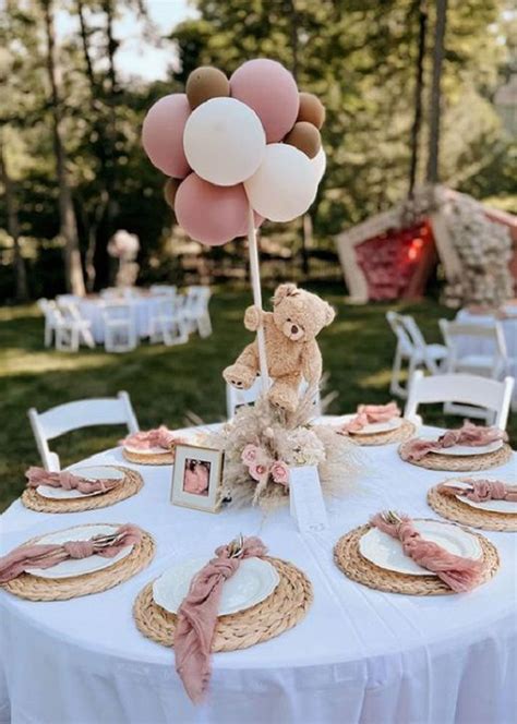 Mesa decorada para baby shower con una torta central
