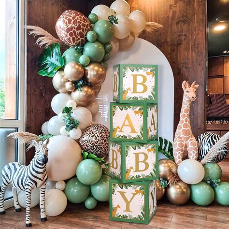 Tarta de baby shower con decoración de animales de la selva en varios niveles