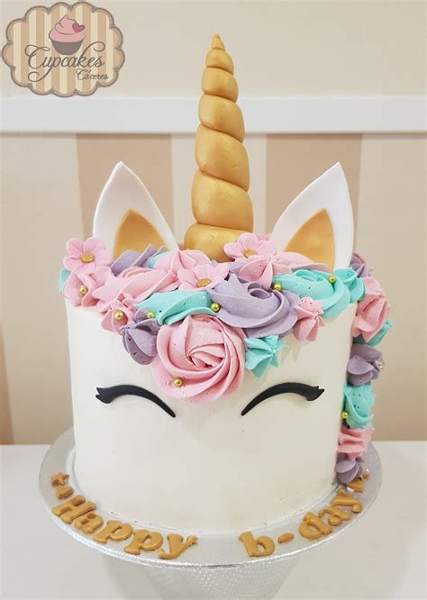 Tarta de unicornio decorada con cuerno y orejas de fondant