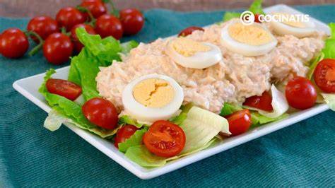 Plato de bollos de atún sin huevo dorados, servidos con ensalada