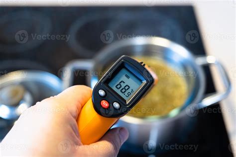 Termómetro midiendo la temperatura del agua para café
