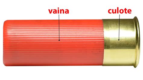Microfotografía de una vaina de cartucho con marcas de rayado en el tercio superior, indicando adherencia a la recámara.