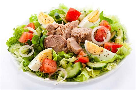 Foto de una ensalada mixta preparada con atún, huevo duro, lechuga y tomate