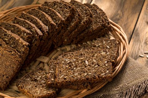 Fotografía de un pan alemán Schwarzbrot cortado en rebanadas, mostrando su miga densa y oscura.