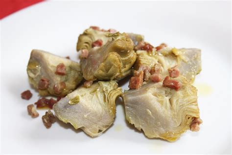 plato terminado de corazones de alcachofa salteados con jamón y perejil