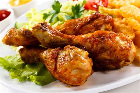 Pollo frito dorado y listo para servir