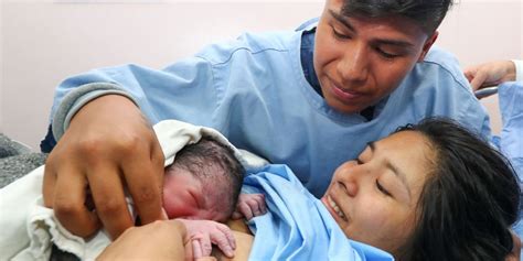 Madre y bebé en contacto piel con piel después del parto por cesárea