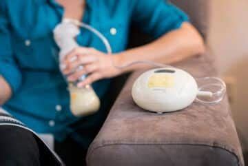 Mujer extrayendo leche con sacaleches